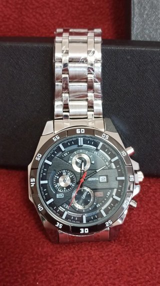 Reloj de pulsera plateado y negro para hombre