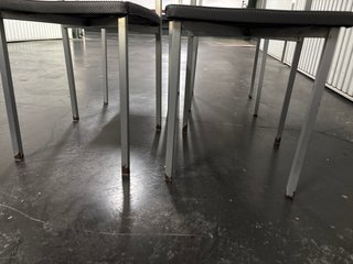 Juego de 4 sillas metálicas
