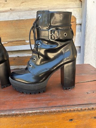 Stivali Bershka Tacco Maxi Fibbia