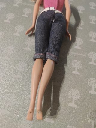 Bambola Barbie con top rosa e jeans