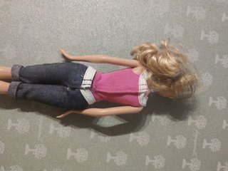 Bambola Barbie con top rosa e jeans