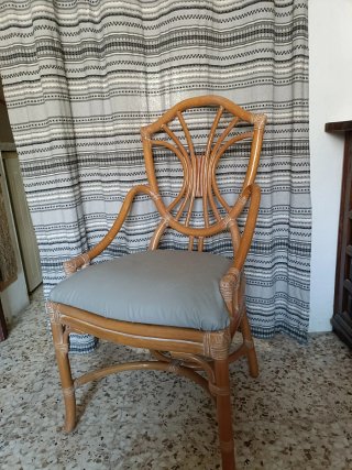 Mesa de comedor y 5 sillas de ratán