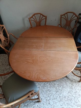 Mesa de comedor y 5 sillas de ratán