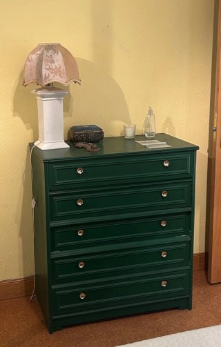 Cómoda verde de madera