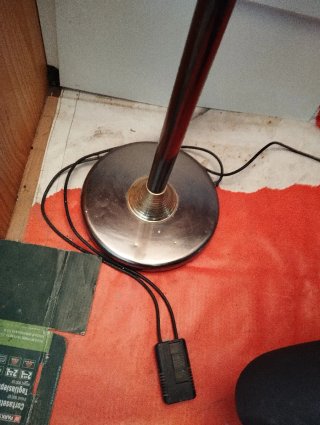 Lámpara de pie halógena dorada regulable