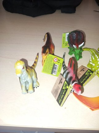 2 lotes de figuras de dinosaurios