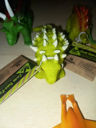 2 lotes de figuras de dinosaurios