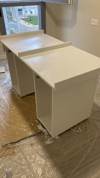 Escritorio blanco de madera con cristal