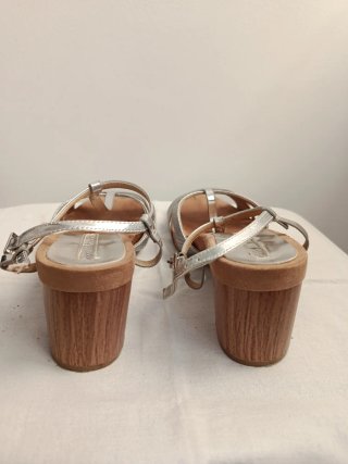 Sandalias plateadas elegantes verano