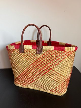 Capazo grande de mimbre con asas de cuero