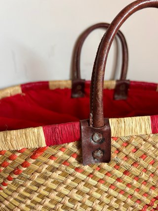 Capazo grande de mimbre con asas de cuero