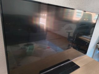 Televisión Panasonic 43' pantalla Rota.