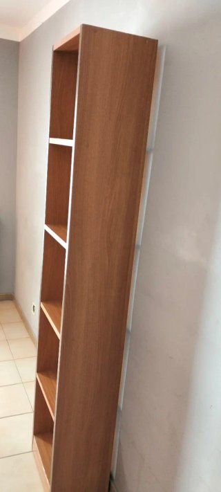 Estantería de madera marrón