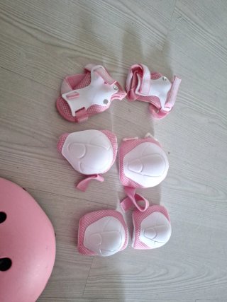 Patines y protecciones infantiles rosa