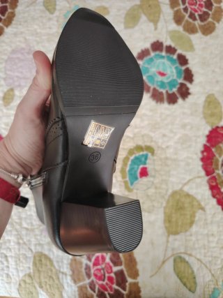 Botines negros con cremallera y tacón.