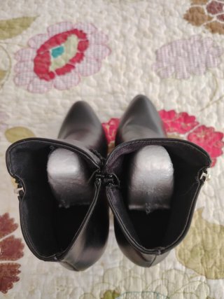 Botines negros con cremallera y tacón.