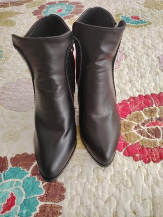 Botines negros con cremallera y tacón.