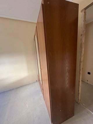 Armario de madera con puertas de espejo