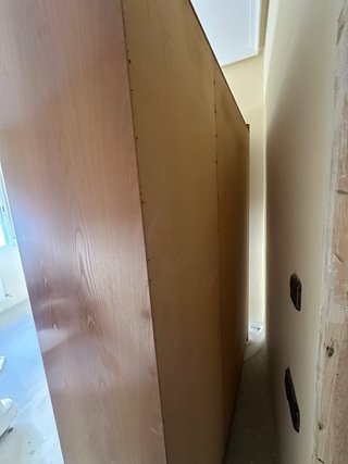 Armario de madera con puertas de espejo