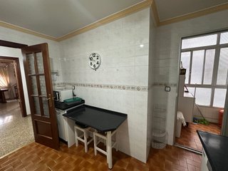 SE ALQUILA PISO CON ASCENSOR Y TRES DORMITORIOS