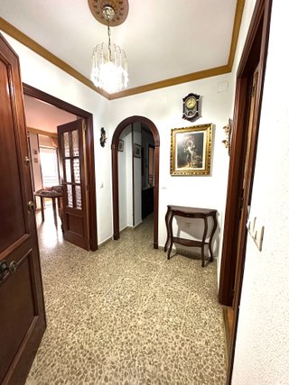 SE ALQUILA PISO CON ASCENSOR Y TRES DORMITORIOS