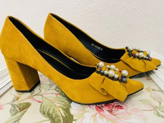 Zapatos de tacón amarillos con pedrería