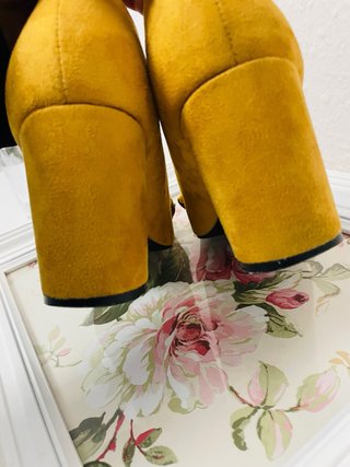 Zapatos de tacón amarillos con pedrería