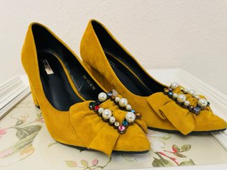 Zapatos de tacón amarillos con pedrería