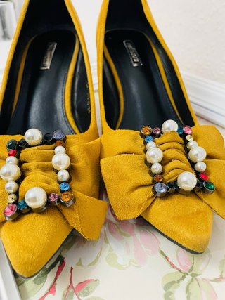 Zapatos de tacón amarillos con pedrería