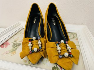 Zapatos de tacón amarillos con pedrería