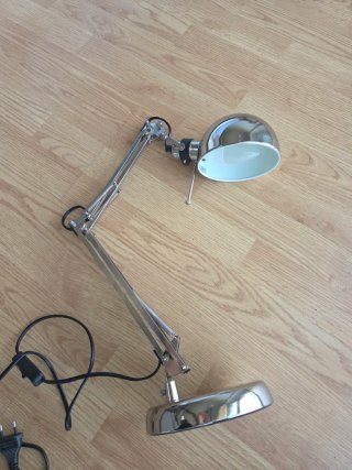Lámpara de escritorio Ikea FORSÅ Plata