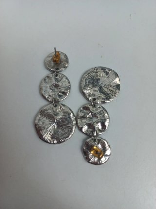 Pendientes plateados con diseño martillado