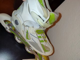 Patines en línea blancos y verdes