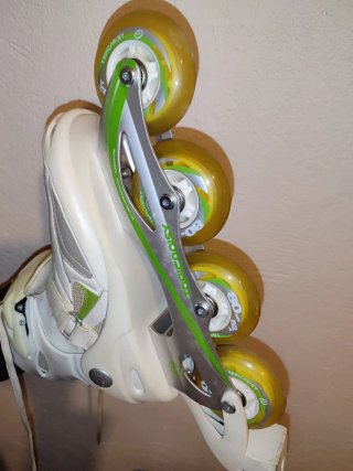 Patines en línea blancos y verdes