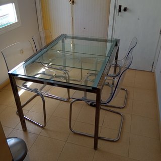 Mesa cristal y 4 sillas modernas