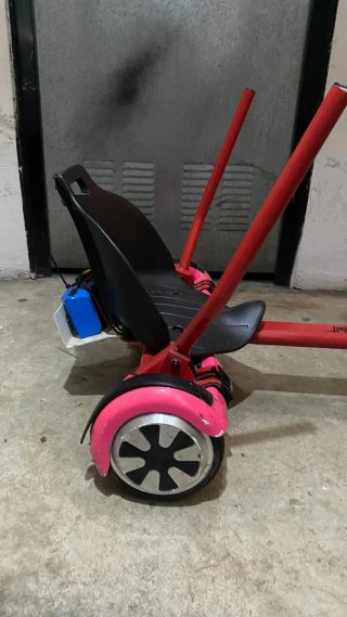 Hoverboard con asiento rojo y rosa y con otro negr