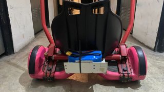 Hoverboard con asiento rojo y rosa y con otro negr