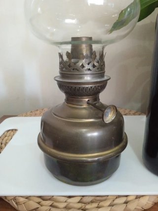 Antiguo quinqué o lampara de aceite con tulipa