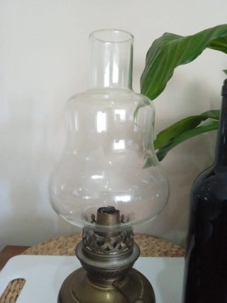 Antiguo quinqué o lampara de aceite con tulipa