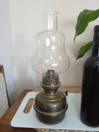 Antiguo quinqué o lampara de aceite con tulipa
