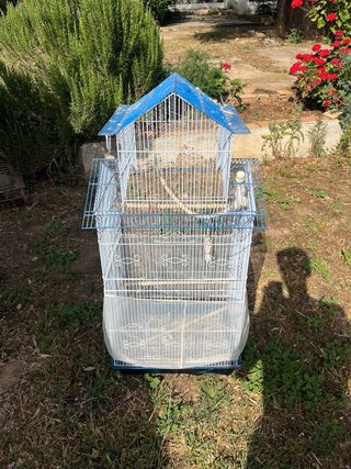 Jaula para pájaros azul y blanca