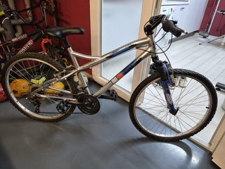 Bicicleta  plateada lista para usar