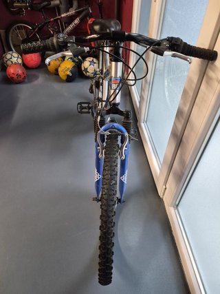 Bicicleta  plateada lista para usar