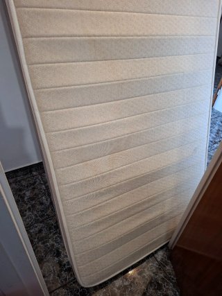 Somier 90x190 con patas y colchón