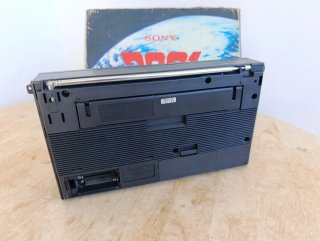 Antigua Radio Sony ICF-2001D en su caja