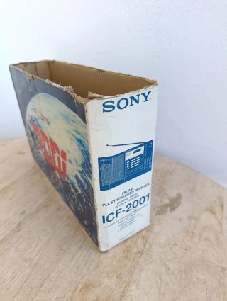 Antigua Radio Sony ICF-2001D en su caja