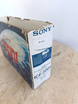 Antigua Radio Sony ICF-2001D en su caja