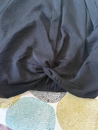 Camisa corta negra anudada