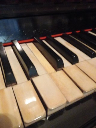 NO FUNCIONA - Piano antiguo. Se puede reparar