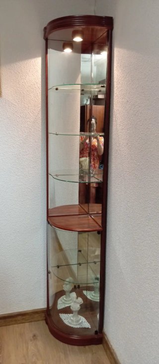 Esquinera de madera y cristal